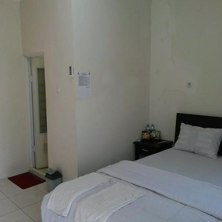 Hotel Dubai Sumenep Exterior photo